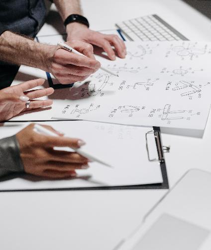 Dirigeant de PME travaillant sur un projet innovant qui pourra avoir accès aux aides et crédits d'impôts